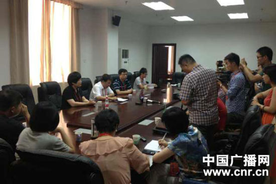 試卷原件展示前向媒體說明情況，并要求媒體不能拍照或攝像