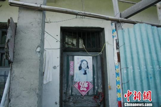 圖為嫌犯租住的民房，當天受害人即攀在門上的窗口對外呼救。 吳佳蔚 攝