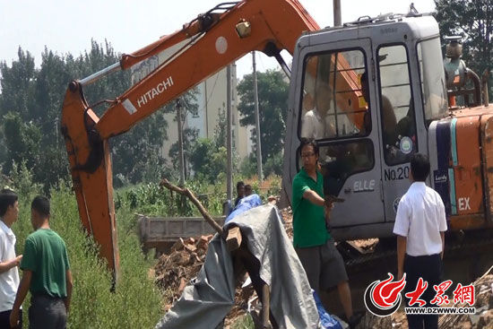 陳寶成手持自制刀斧守在挖掘機(jī)旁阻止便衣民警靠前。（視頻截圖）
