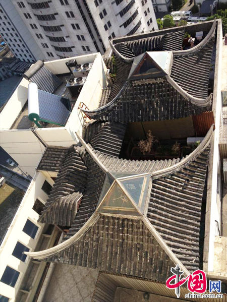 2013年8月14日，江蘇蘇州蘇州市三香大廈高樓18層樓頂東側(cè)陽臺上的“蘇州園林”式別墅，兩座涼亭和兩道回廊，飛檐翹角，一派蘇州園林的氣勢。中國網(wǎng)圖片庫李俊鋒攝影