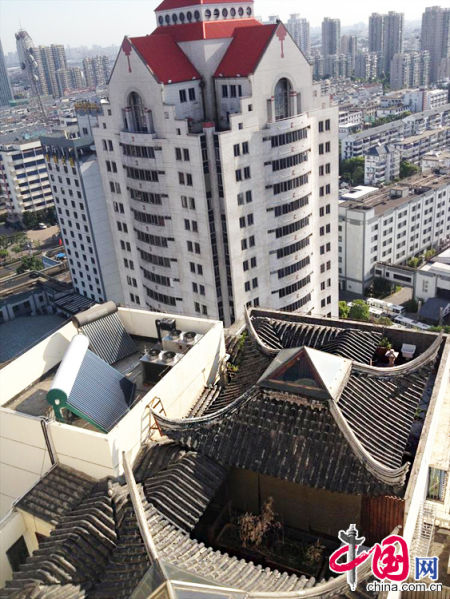 2013年8月14日，江蘇蘇州蘇州市三香大廈高樓18層樓頂東側(cè)陽臺上的“蘇州園林”式別墅，兩座涼亭和兩道回廊，飛檐翹角，一派蘇州園林的氣勢。中國網(wǎng)圖片庫李俊鋒攝影