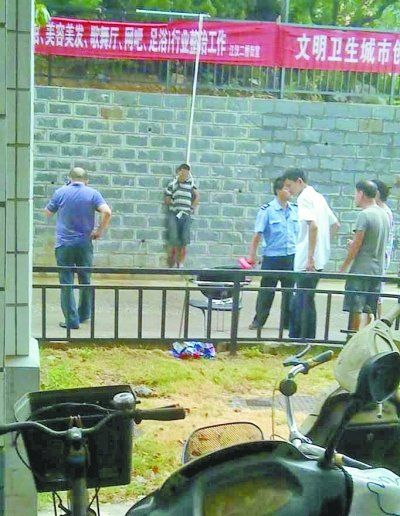 小偷被五花大綁捆在小區(qū)門前的墻壁上示眾。 網(wǎng)友羅先生 攝