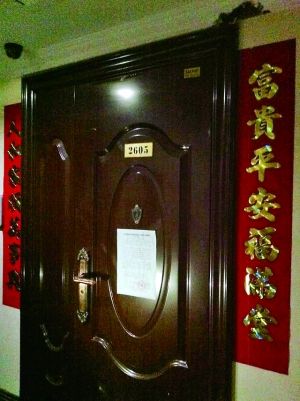 拆除公告昨天仍貼在2605號大門上。