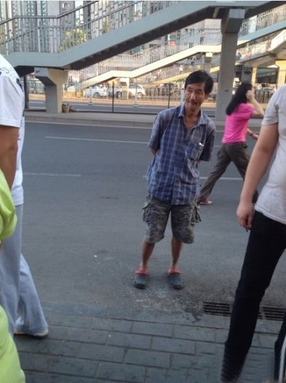 搶嬰男子站在一旁。