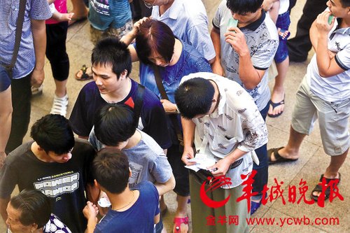 挎腰包的“黃牛”分發(fā)一輪“任務(wù)”后，自己也開始整理“炒號”簽條