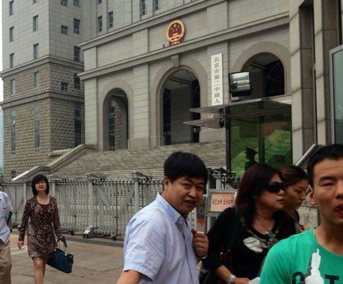 上午10：35分左右，蘇順虎律師和其家屬?gòu)姆ㄔ何鞔箝T出來(lái)。