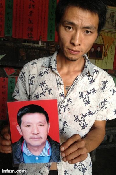 程興貴的兒子程正鵬拿著父親的遺照。程興貴自殺后，政府補(bǔ)償程家6000多塊錢，并終于認(rèn)定了程興貴的代課教齡。 (南方周末記者雷磊/圖)