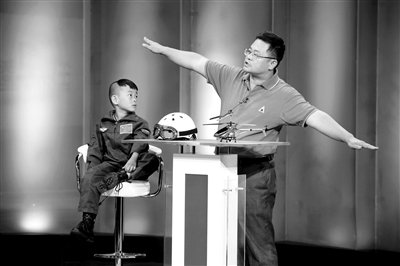 9月6日，“鷹爸”和多多在北京科影制片廠錄制一檔節(jié)目。