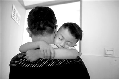 9月6日，“鷹爸”抱著多多去化妝間，準備錄制節(jié)目。