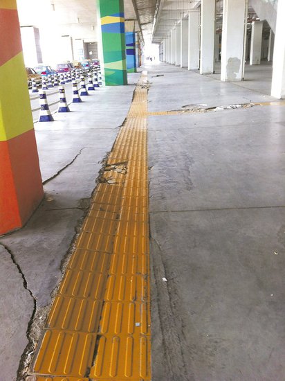 在溫嶺火車站架空層，由于沉降產(chǎn)生的裂縫到處可見。