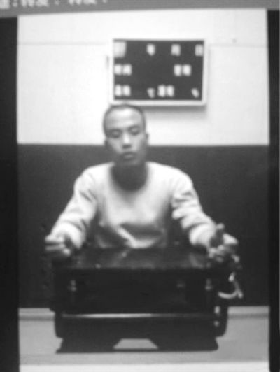 案發(fā)后,當(dāng)?shù)卮迕駛儑^現(xiàn)場(chǎng)。網(wǎng)絡(luò)截圖