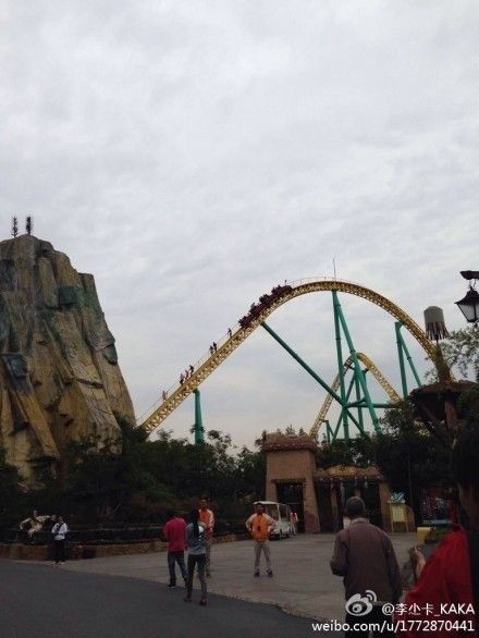 上海歡樂谷過山車發(fā)生故障，多位游客被卡在上面