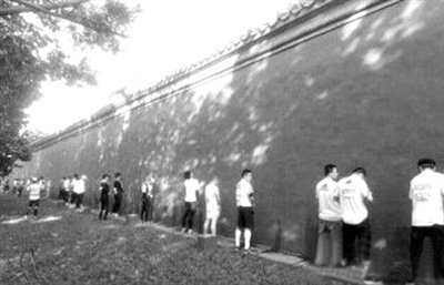 網(wǎng)友上傳的“北馬”選手集體“尿紅墻”圖片。