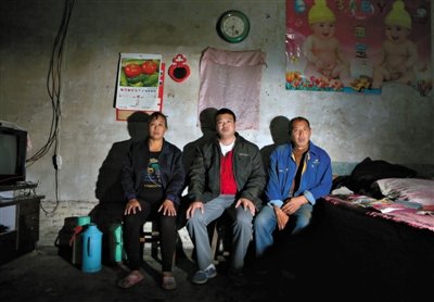 10月18日，自鋸病腿的鄭艷良所在的保定市清苑縣東臧村，有多家農(nóng)戶大病難醫(yī)，村民王新建（中）得了白血