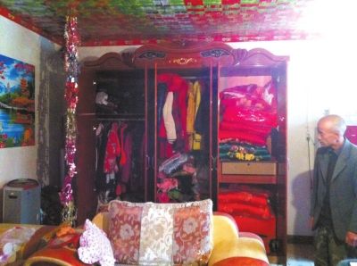 大衣柜里掛滿了各式衣服和挎包。