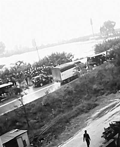 22日，云南晉寧數(shù)百村民與警方對峙。網(wǎng)絡(luò)截圖