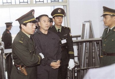 2000年9月30日，河南商丘，胡萬林被法警押上法庭。