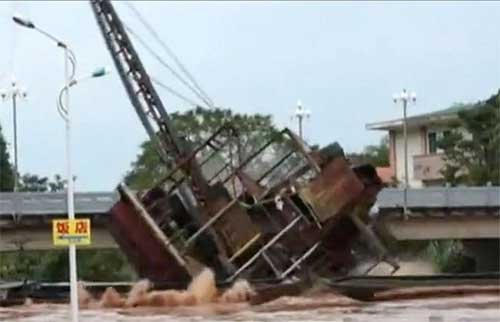 抽砂船卡在橋下。