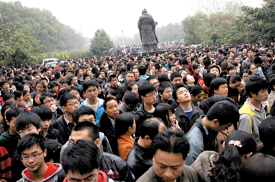 去年3月16日，武漢華中科技大學(xué)，“北約”、“華約”、“卓越”聯(lián)盟自主招生選拔考試湖北考點(diǎn)，考生等待進(jìn)場(chǎng)。 圖/CFP