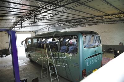 爆炸客車內(nèi)部已經(jīng)面目全非。據(jù)華商報