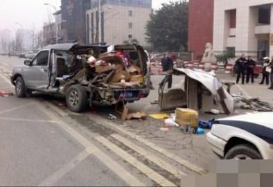 一輛越野車在車禍中受損嚴重。圖據(jù)網(wǎng)絡(luò)