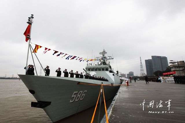 1月8日，某新型導(dǎo)彈護(hù)衛(wèi)艦吉安艦入列海軍東海艦隊命名授旗儀式現(xiàn)場。新華社發(fā)
