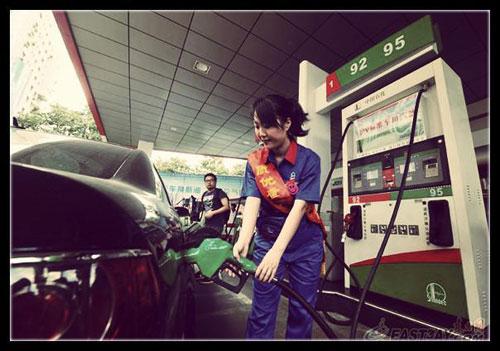 近日，有網(wǎng)友針對(duì)“超標(biāo)40倍事件”評(píng)價(jià)說(shuō)：“國(guó)內(nèi)加油站在油里加水是普遍現(xiàn)象。只是量多量少的問(wèn)題，車(chē)主