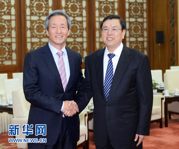 2月20日,全國人大常委會(huì)委員長張德江在北京人民大會(huì)堂會(huì)見以韓中議員外交協(xié)議會(huì)會(huì)長鄭夢準(zhǔn)為團(tuán)長的韓國