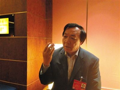 　昨日，在接受采訪時(shí)，何香久強(qiáng)調(diào)，大多公務(wù)員是勤勉工作的。