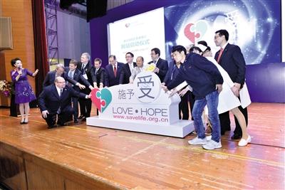 3月19日，中國(guó)首個(gè)器官捐獻(xiàn)志愿者登記網(wǎng)站（www.savelife.org.cn）正式啟動(dòng)，器官捐