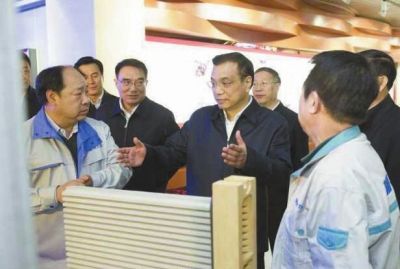 昨天，李克強在科技園查看PM2.5過濾設(shè)備。圖/新華視點微博