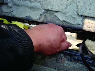 圖為大橋17號(hào)墩處橋面裂縫。梅建明 攝