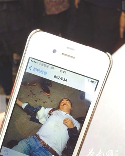 4月19日上午，目擊者拍到的黃祥拔被打現(xiàn)場(chǎng)圖片。網(wǎng)絡(luò)截圖