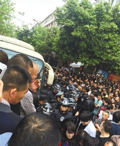 4月19日，蒼南縣靈溪鎮(zhèn)城管打人事件現(xiàn)場(chǎng)。網(wǎng)絡(luò)截圖