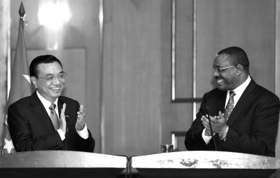 ▲國(guó)務(wù)院總理李克強(qiáng)在亞的斯亞貝巴與埃塞俄比亞總理海爾馬里亞姆會(huì)談后，共同會(huì)見記者。 新華社發(fā)