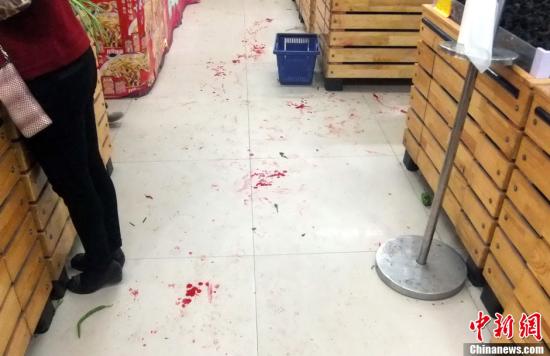   5月8日上午8時10分左右，江西省撫州市黎川縣日峰鎮(zhèn)家家樂超市發(fā)生一起持刀傷人案件。