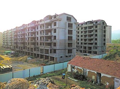 住宅樓的外立面還未裝修，但據(jù)售樓處工作人員介紹，第一批開盤已經(jīng)賣掉了99套。