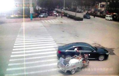 23日中午，陳母被突然噴毒。新京報記者 王瑞鋒 攝