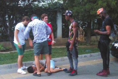 外籍男子路邊發(fā)現(xiàn)醉漢將其圍住。