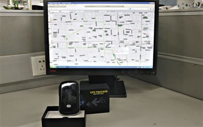 記者花近400元網(wǎng)購的定位監(jiān)聽器，能通過短信激活，進(jìn)行實時監(jiān)聽。