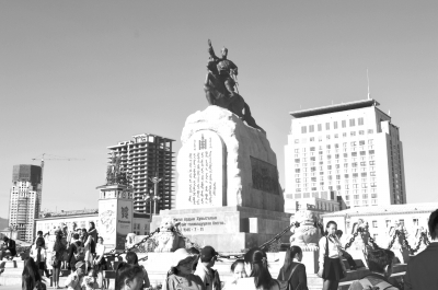 　圖為烏蘭巴托市成吉思汗廣場一角。 馬振華攝