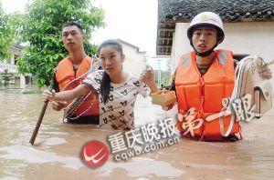 長壽區(qū)，消防官兵搜救被困群眾。