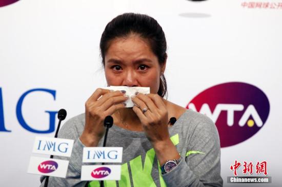 9月21日，李娜在北京召開退役發(fā)布會。圖為李娜在發(fā)布會上落淚。中新社發(fā) 韓海丹 攝