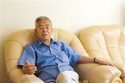 楊維駿 歷任云南省政協(xié)副主席等職。89歲高齡的楊維駿為12名失地農(nóng)民代表開道，到云南省政協(xié)反映問題。