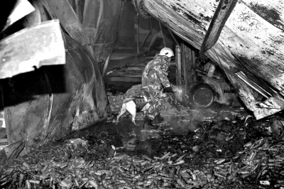 救援人員在山東壽光一食品廠火災(zāi)現(xiàn)場(chǎng)搜救。新華社發(fā)