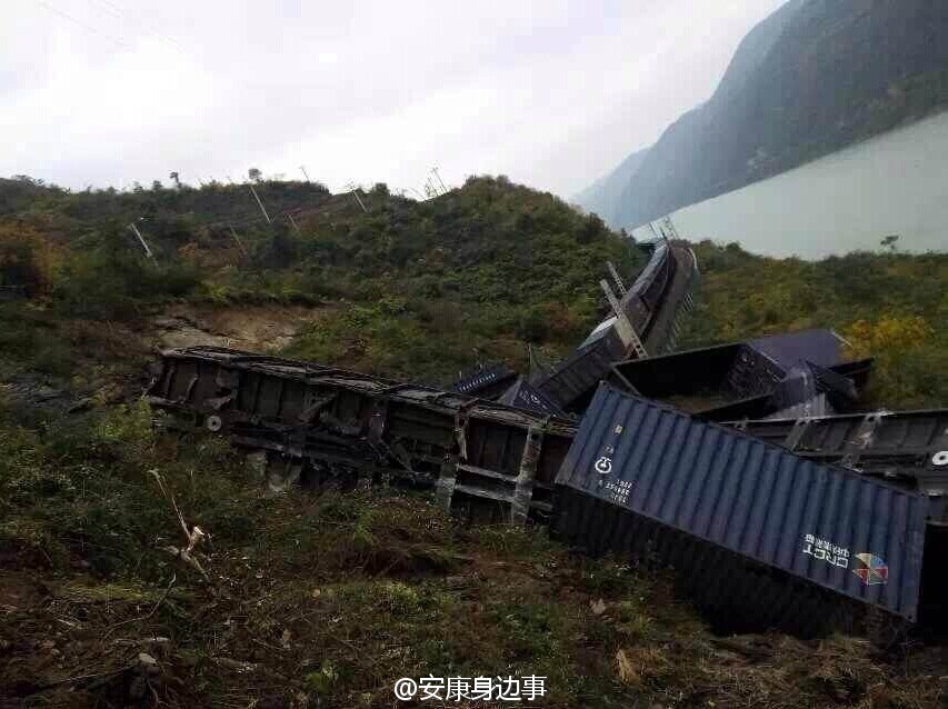 襄渝鐵路旬陽至棕溪上行線發(fā)生山體塌方，致使75228次貨物列車8節(jié)車廂脫線。圖片來源于網(wǎng)絡(luò)