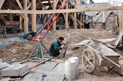 東城區(qū)北鑼鼓巷與小經(jīng)廠胡同之間一處四合院內(nèi)，工人進(jìn)入已經(jīng)挖好的地下室內(nèi)施工。