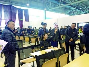 　首批中央和國家機關公車第三場拍賣現(xiàn)場。賈悅/攝