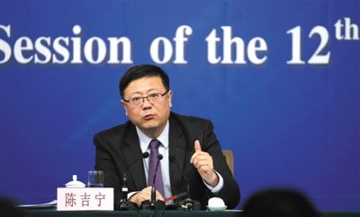 昨日，十二屆全國人大三次會議新聞中心，環(huán)保部部長陳吉寧回答中外記者提問。新京報記者 陳杰 攝