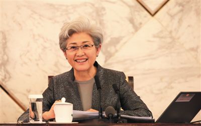 3月4日，十二屆全國人大三次會議在人民大會堂舉行新聞發(fā)布會，大會發(fā)言人傅瑩回答中外記者的提問。